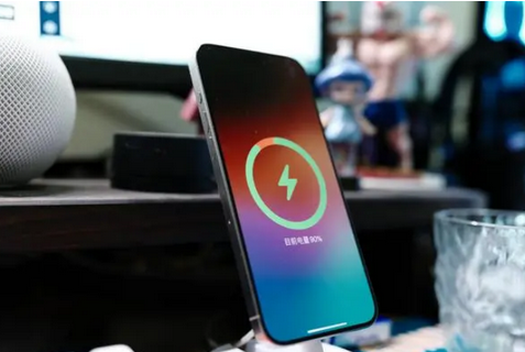 天津苹果15换屏服务分享用什么充电器给iPhone15充电更好 